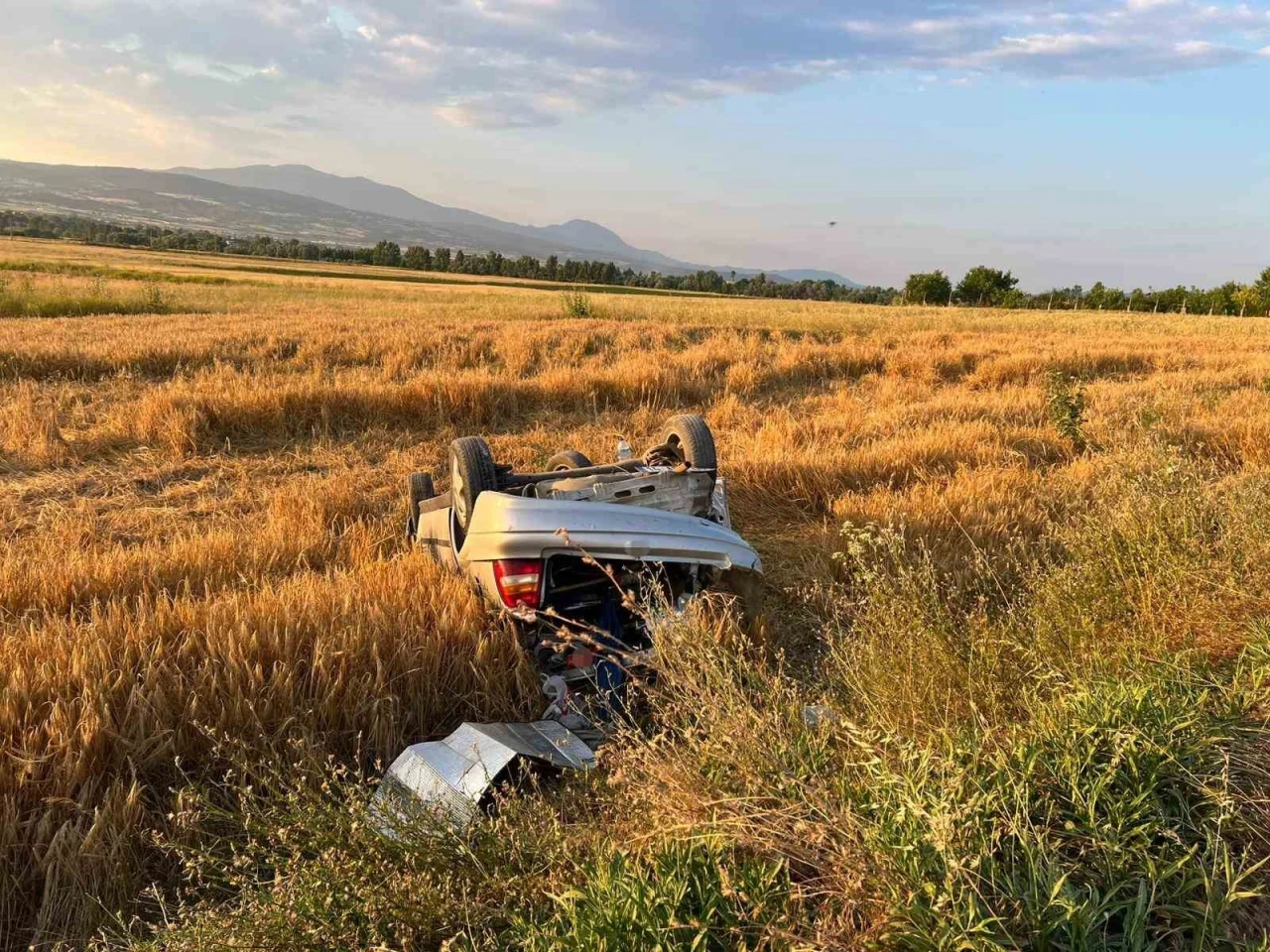 Bolu&rsquo;da tarlaya u&ccedil;an otomobil hurdaya d&ouml;nd&uuml;: S&uuml;r&uuml;c&uuml; kayıplara karıştı
