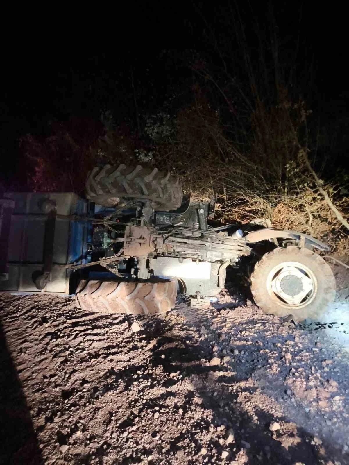 Bolu’da traktör devrildi: 2 yaralı
