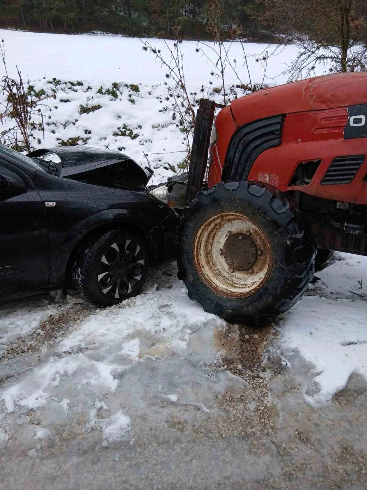 Bolu&rsquo;da trakt&ouml;r ile otomobil kafa kafaya &ccedil;arpıştı: 1 yaralı
