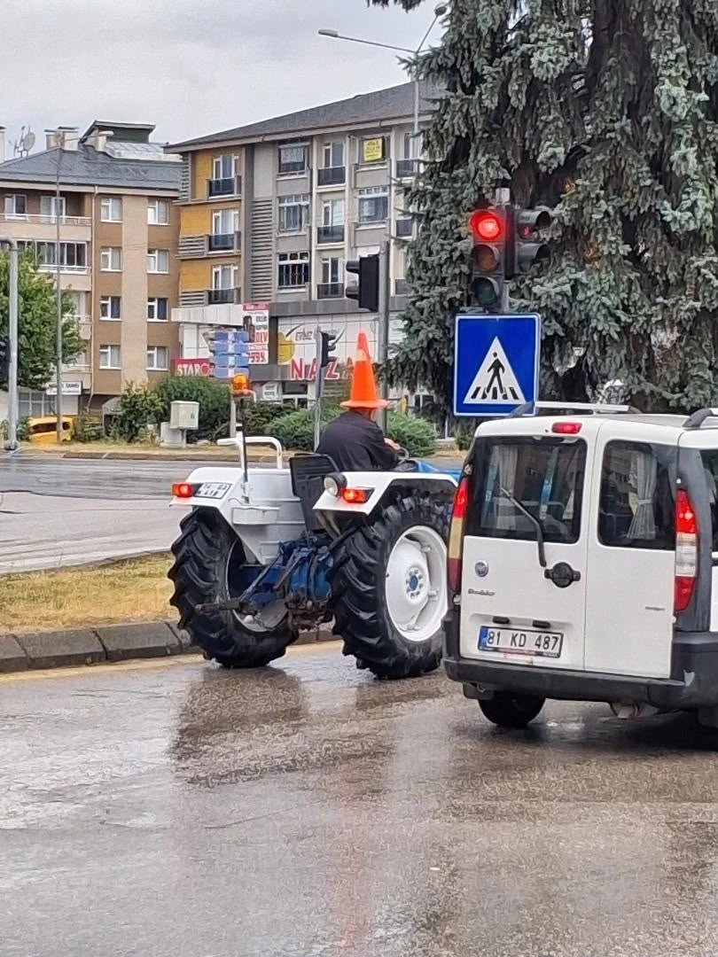 Bolu&rsquo;da trakt&ouml;r s&uuml;r&uuml;c&uuml;s&uuml;nden yağmura karşı &rsquo;dubalı&rsquo; &ouml;nlem
