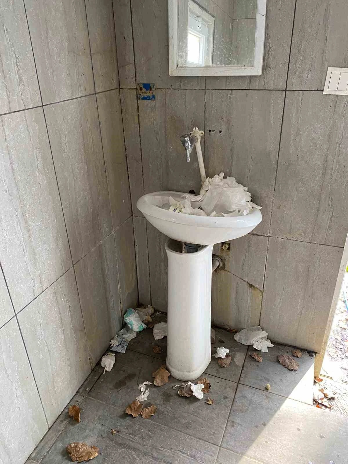 Bolu’da türbede tepki çeken görüntüler
