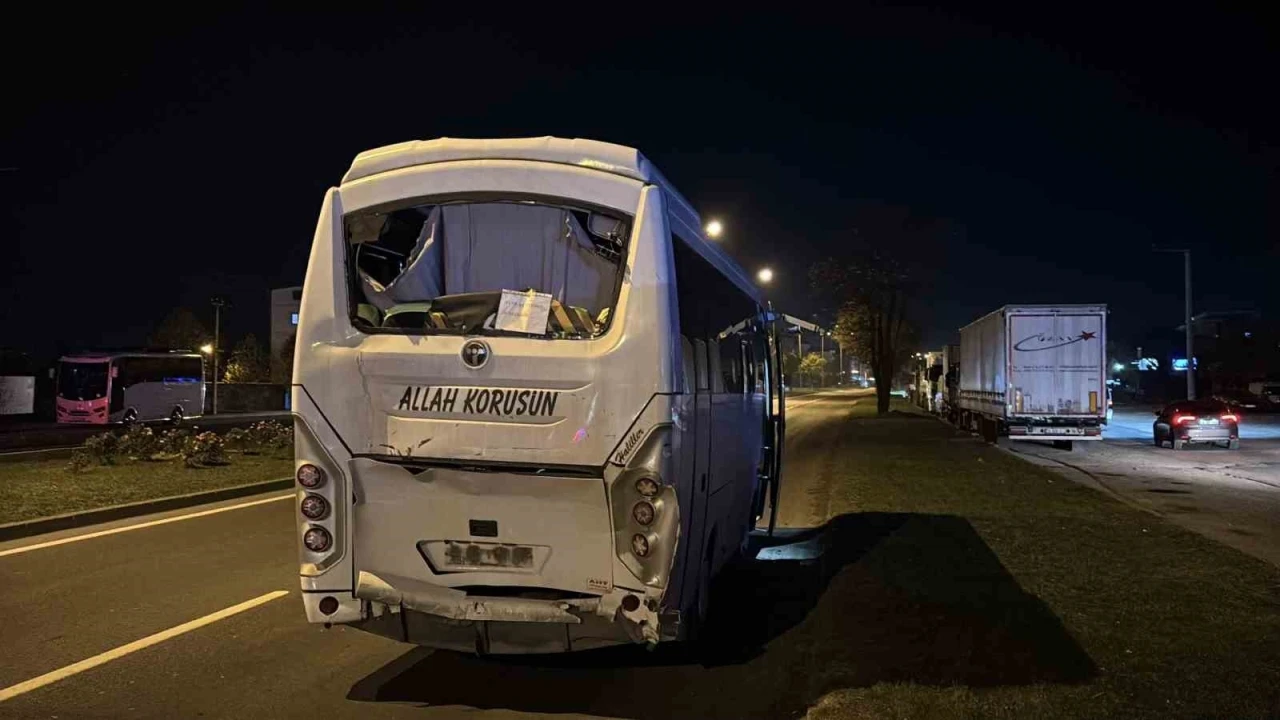 Bolu’da üç servis midibüsü çarpıştı: 11 yaralı
