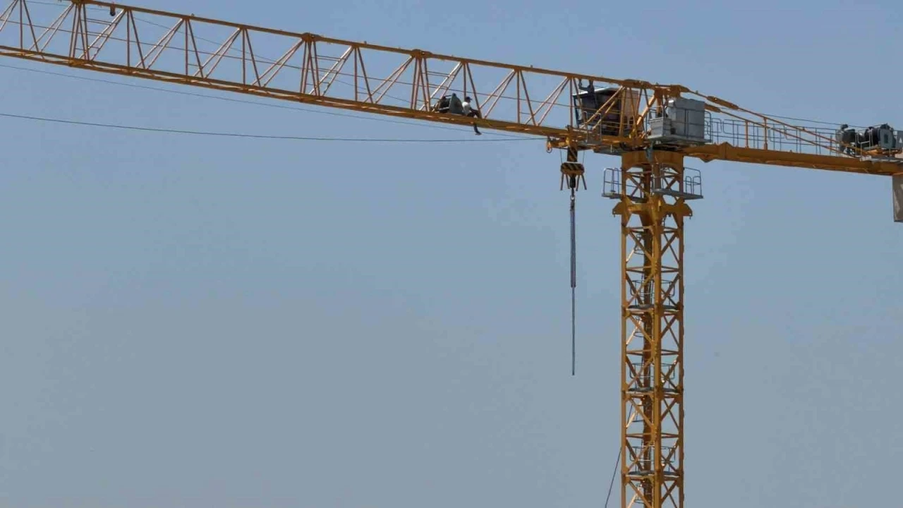 Bolu&rsquo;da &uuml;niversitenin ek bina inşaatında maaş krizi: İş&ccedil;i vince &ccedil;ıktı
