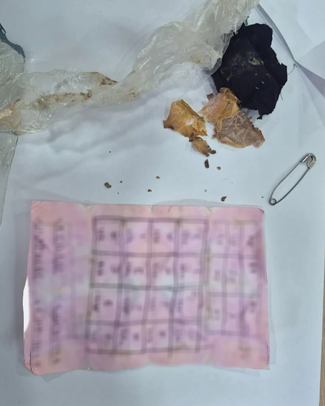 Bolu’da yapı marketin raflarının arasında muska çıktı: &quot;Büyücülerin şerrinden Allah’a sığınırım&quot;
