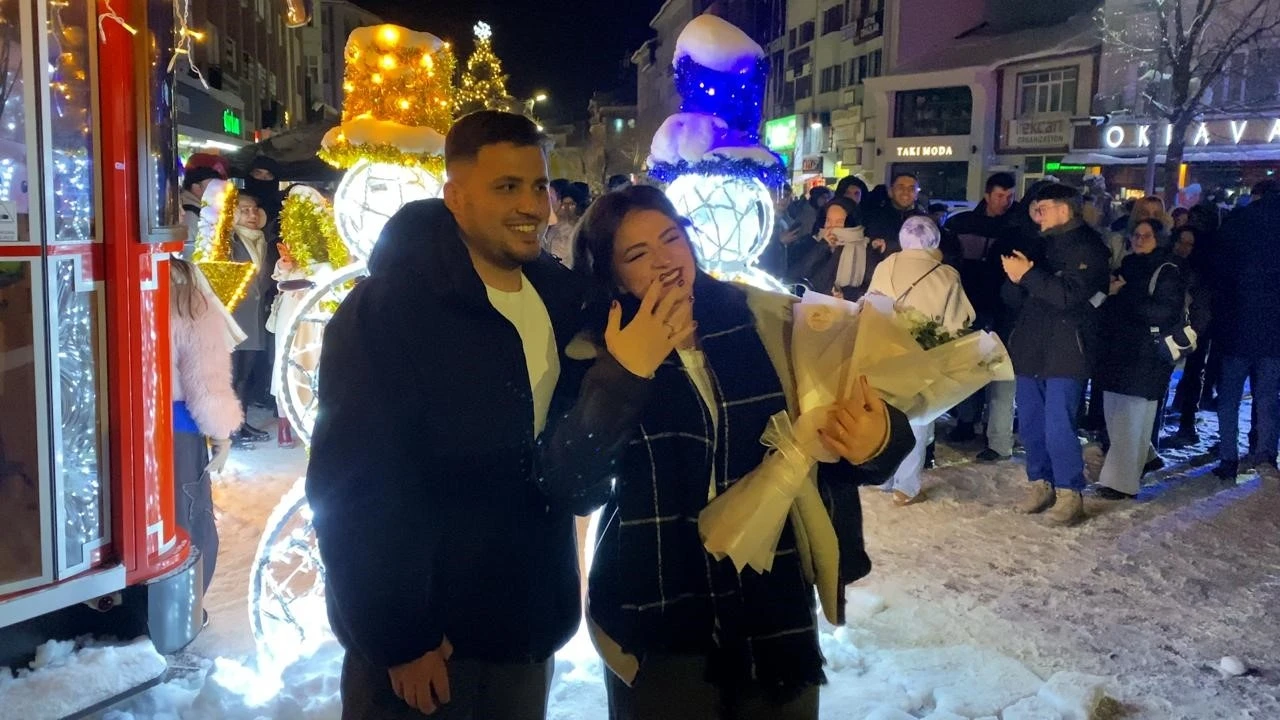 Bolu&rsquo;da yeni yıl coşkusu: Kimisi oyun havasıyla, kimisi evlilik teklifiyle 2026&rsquo;ya girdi
