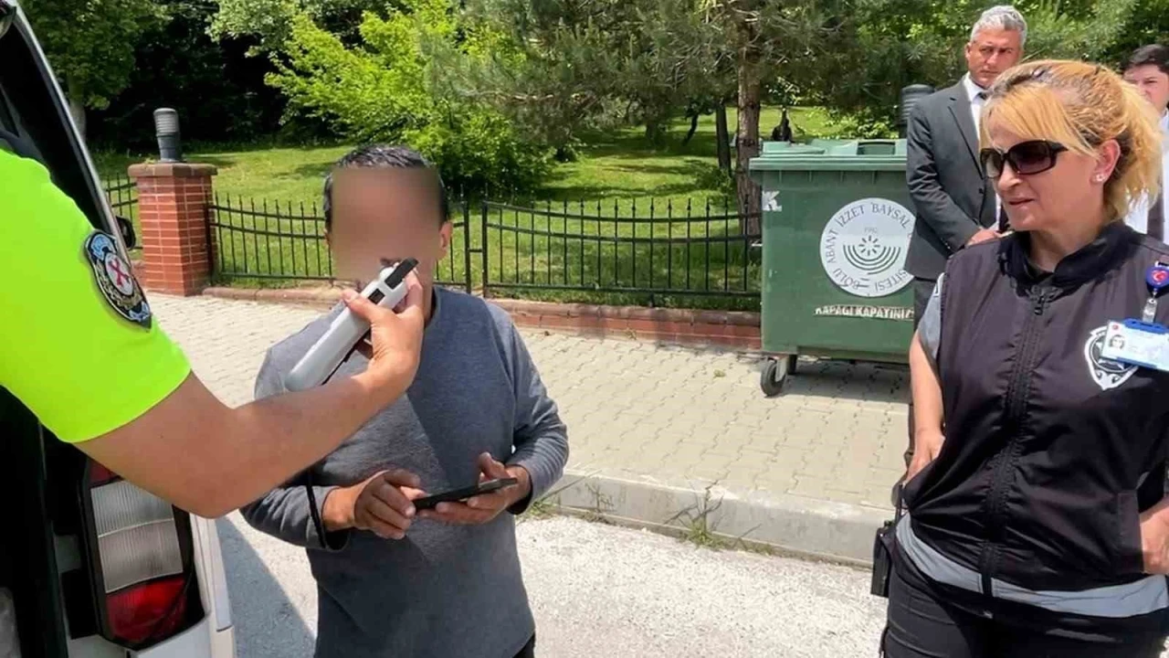 Bolu&rsquo;da yokuşta geri kayan ara&ccedil; aynı otomobile 3 kez &ccedil;arptı
