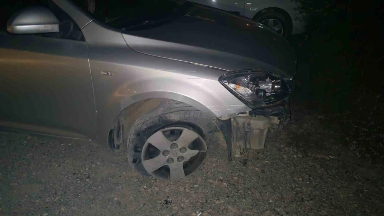 Bolu&rsquo;da y&ouml;n levhasına &ccedil;arpıp ka&ccedil;an alkoll&uuml; s&uuml;r&uuml;c&uuml; kamerada bulundu
