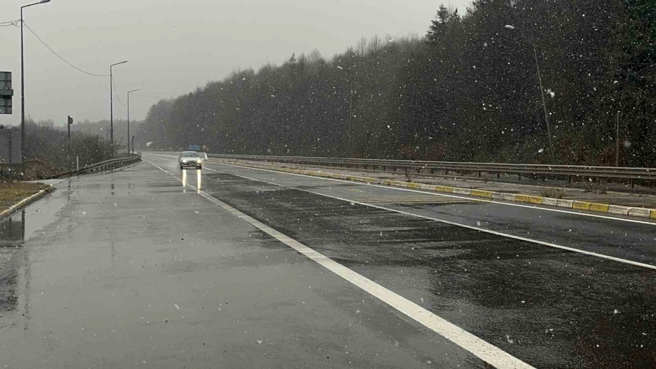 Bolu Dağı geçişinde kar yağışı etkili oluyor
