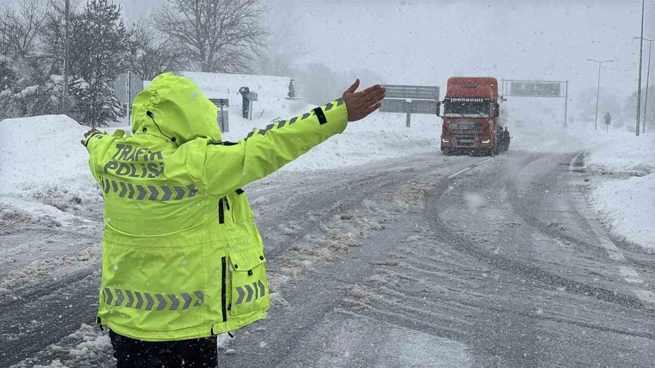 Bolu Dağı&rsquo;nda D-100 kara yolunun İstanbul y&ouml;n&uuml; ağır tonajlı ara&ccedil; trafiğine kapatıldı
