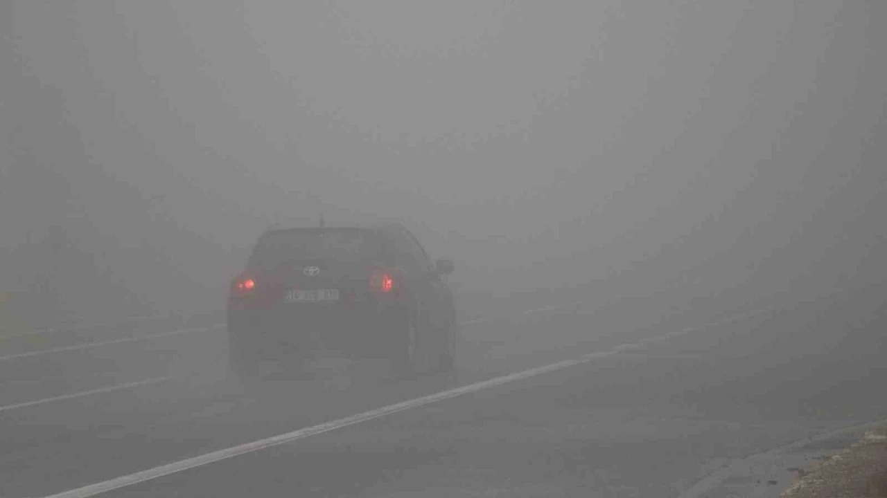 Bolu Dağı’nda göz gözü görmüyor: Görüş mesafesi 25 metreye düştü
