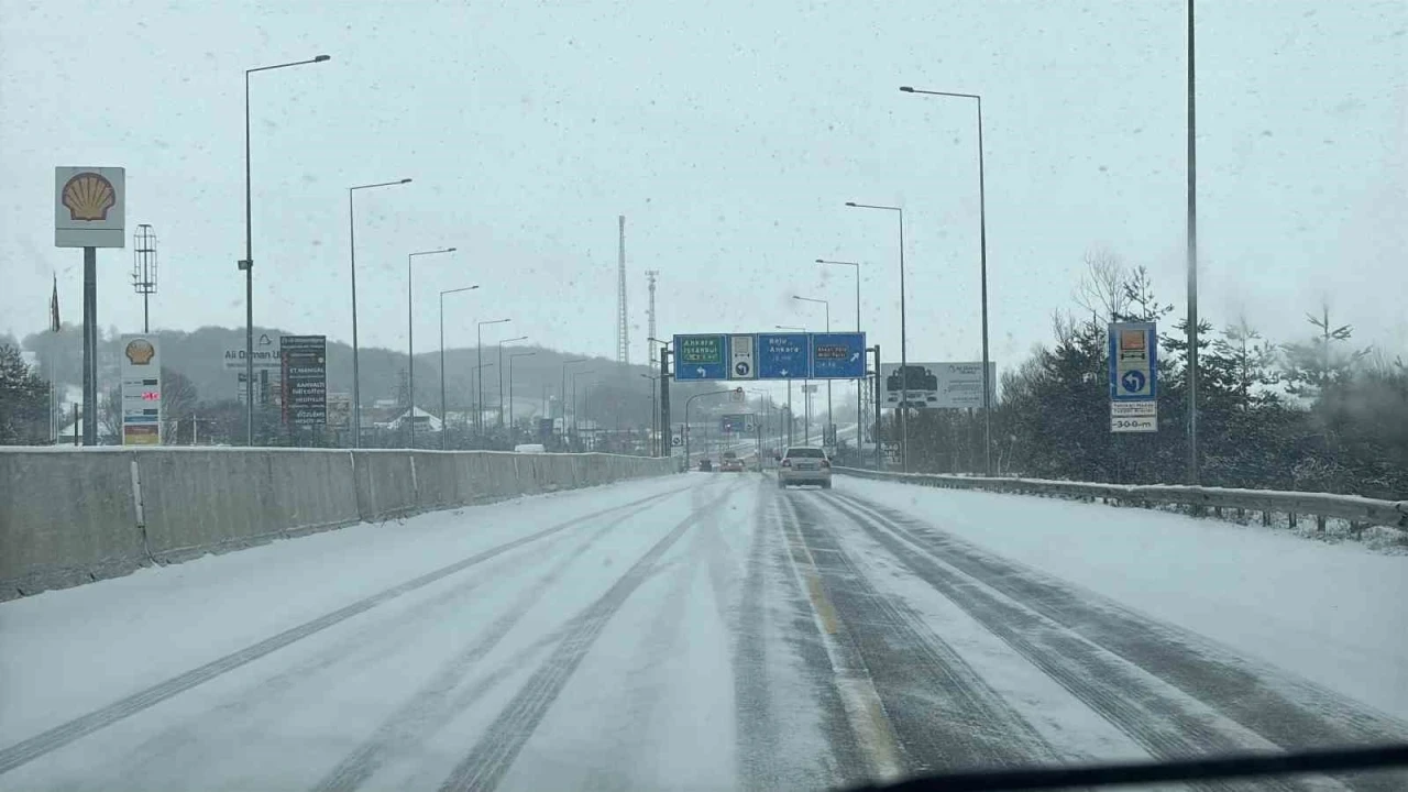 Bolu Dağı’nda hafif kar yağışı devam ediyor
