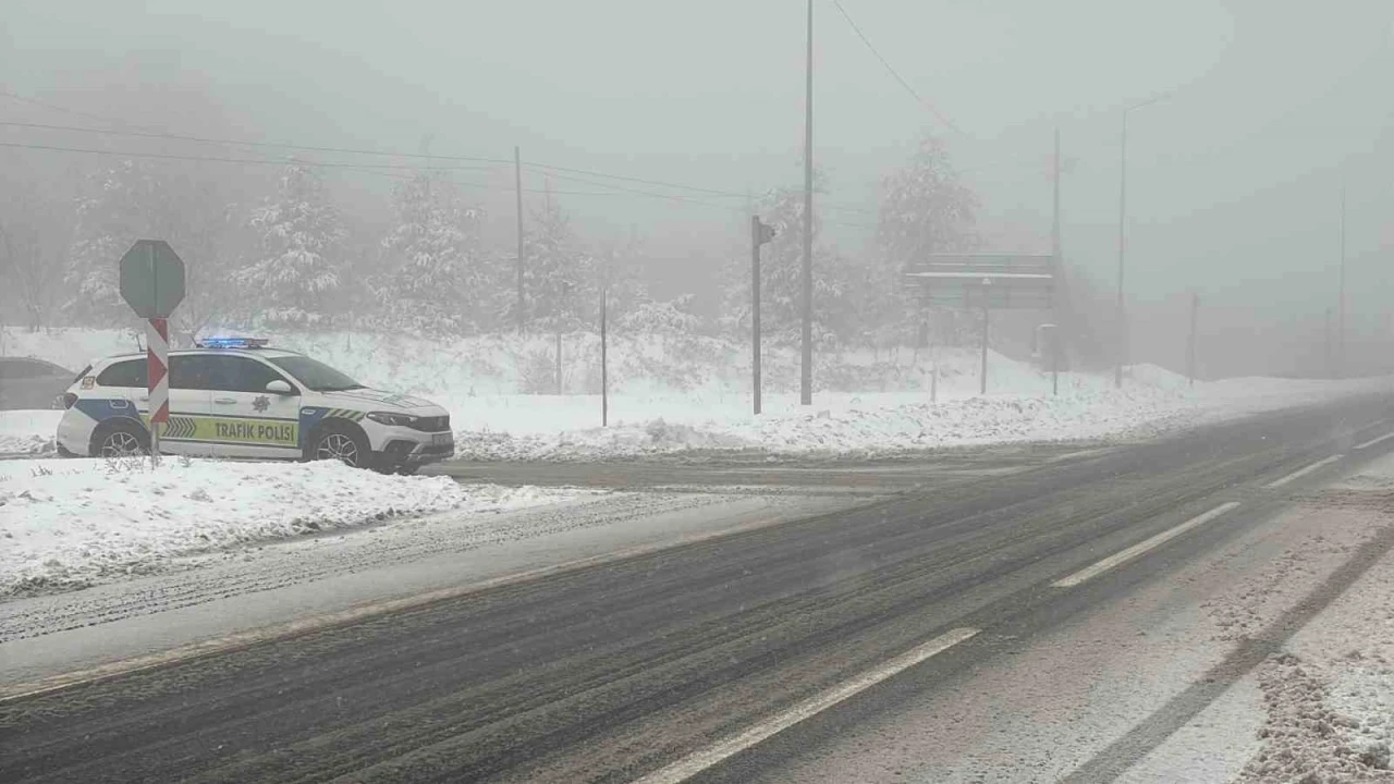 Bolu Dağı&rsquo;nda kar yağışı etkili oluyor: Kar kalınlığı 20 santimetreye ulaştı

