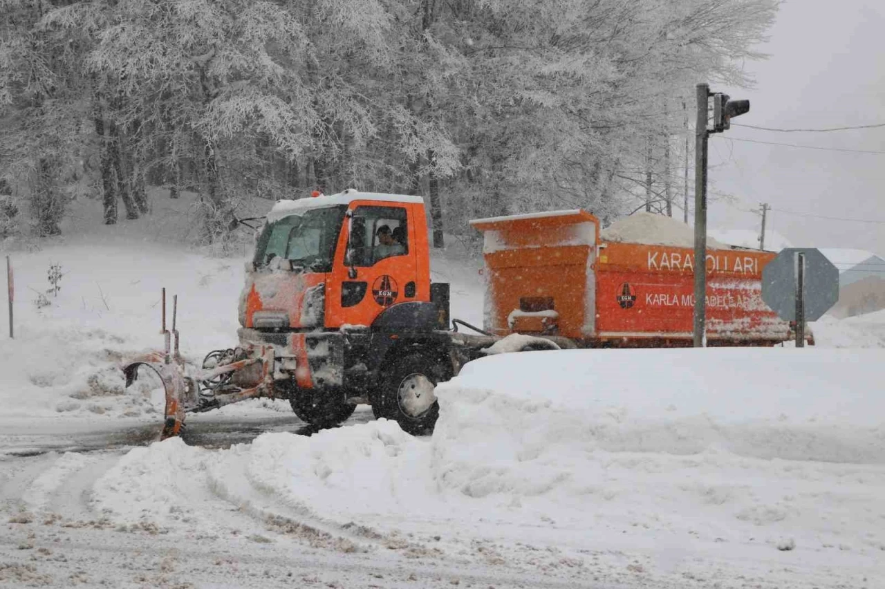 Bolu Dağı&rsquo;nda yoğun kar yağışı başladı
