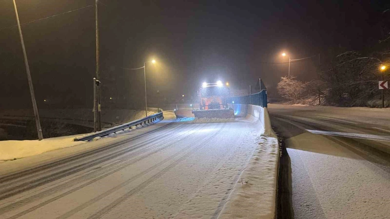Bolu Dağı&rsquo;nda yoğun kar yağışı: Karla m&uuml;cadele s&uuml;r&uuml;yor
