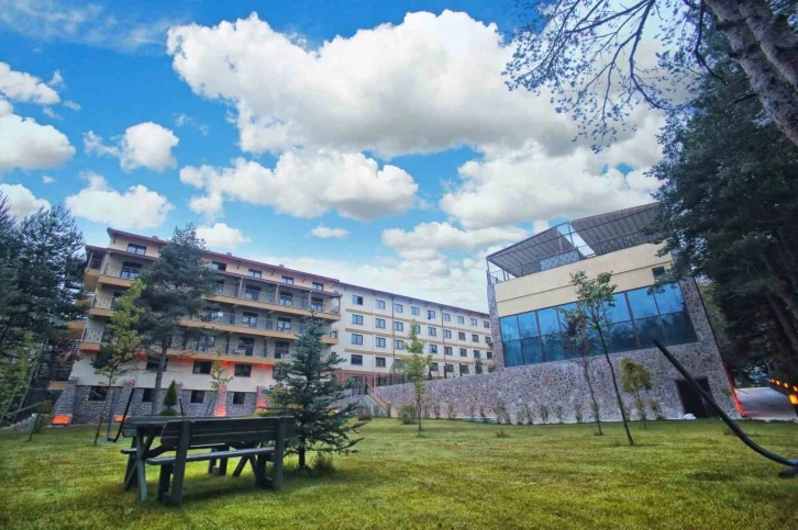 Bolu Dağı’nın eteklerindeki otel misafirlerine eşsiz doğasıyla hizmet sunuyor