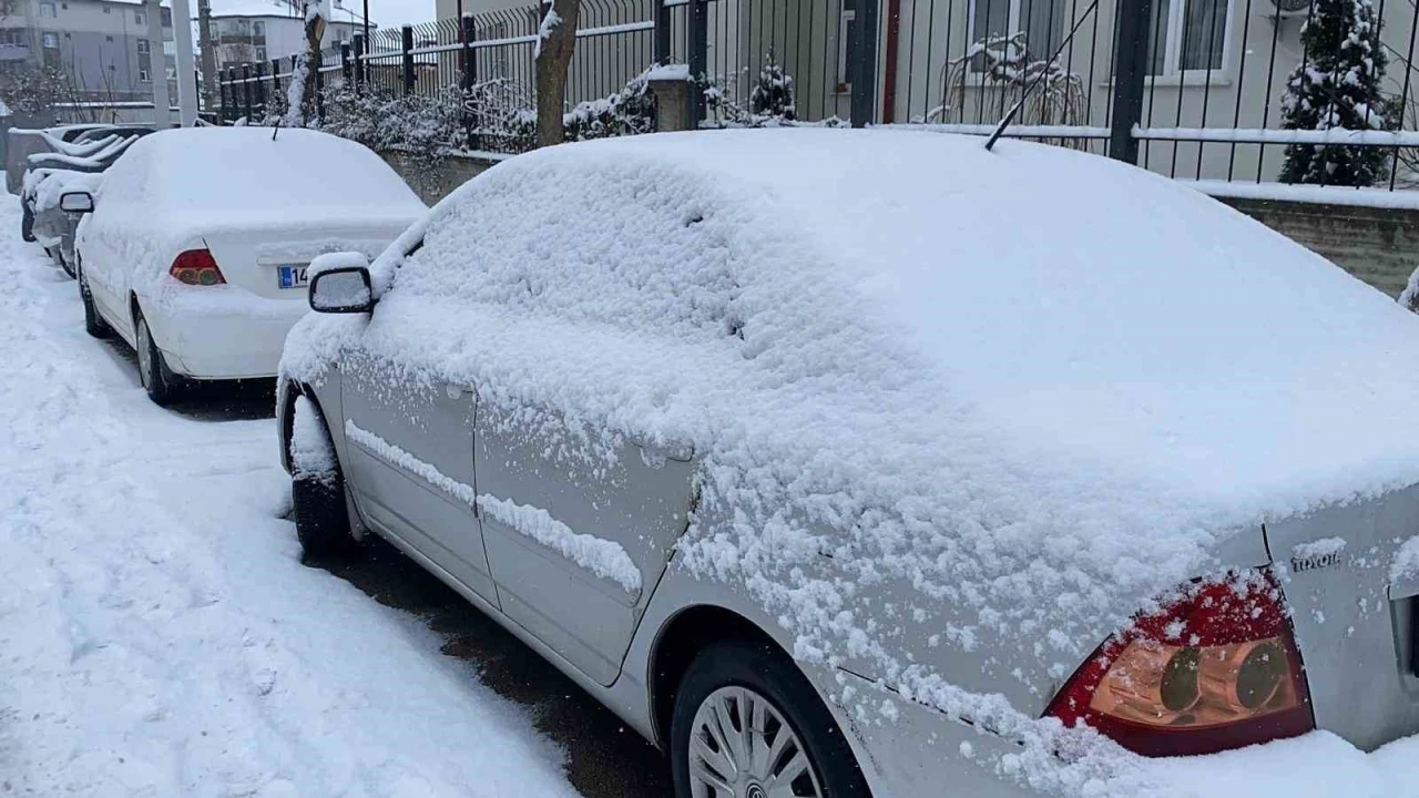 Bolu g&uuml;ne karla uyandı
