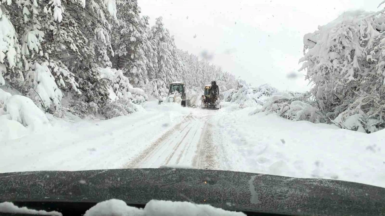 Bolu&rsquo;nun Mengen il&ccedil;esinde hummalı &ccedil;alışma: 18 k&ouml;y yolu ulaşıma kapalı
