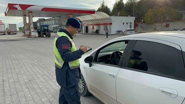 Bolvadin’de jandarma ekiplerinden asayiş ve trafik denetimi