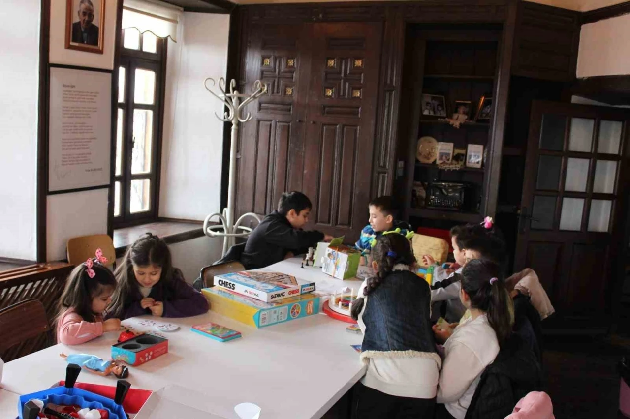 Bor İl&ccedil;e Halk K&uuml;t&uuml;phanesi&rsquo;nden annelere eğitim, &ccedil;ocuklara eğlence
