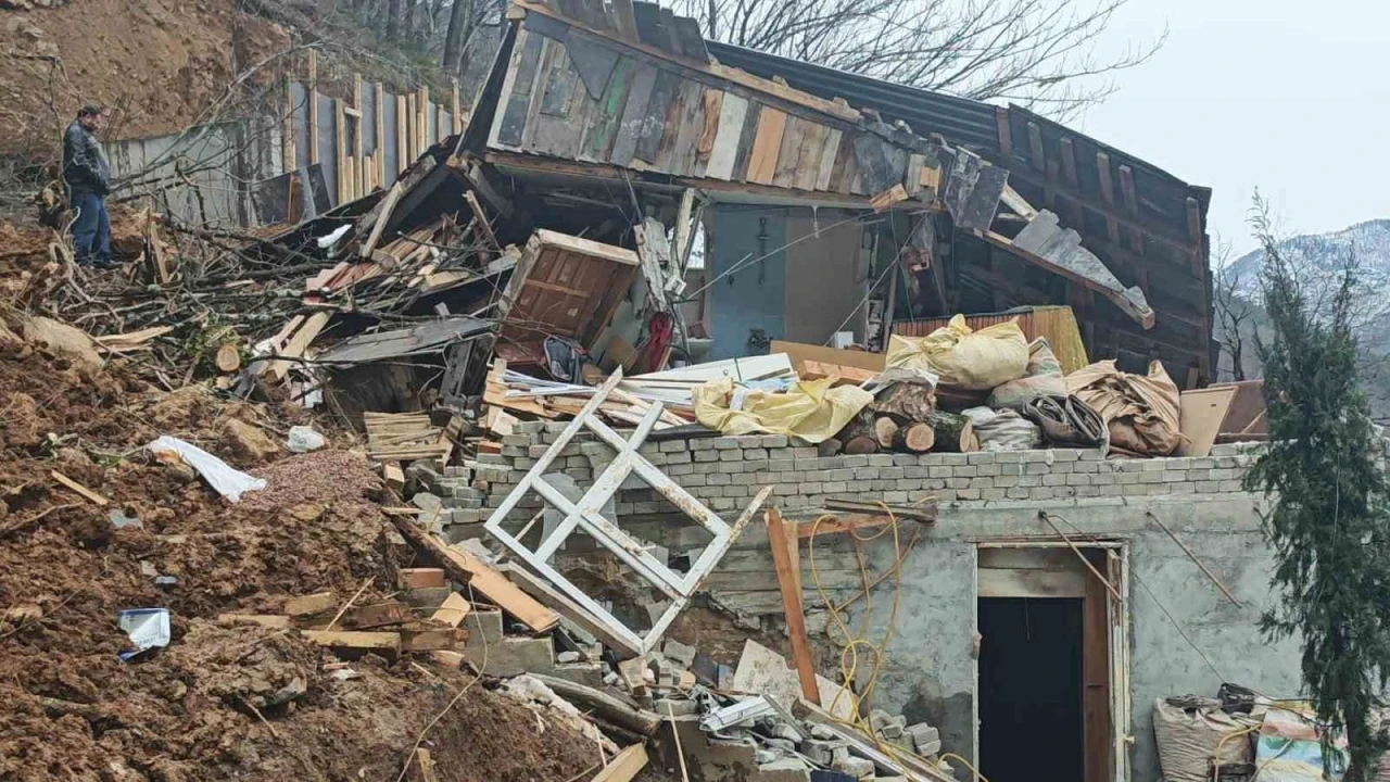 Bor&ccedil;ka&rsquo;da kar sonrası toprak kayması yaşandı
