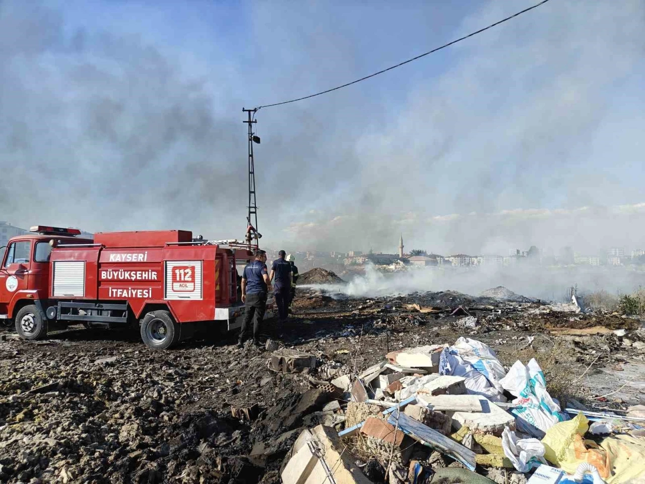 Boş arazide çıkan atık yangını söndürüldü

