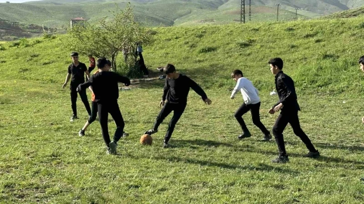 Boş arazide kıran kırana top oynayan gençler futbol sahası istiyor
