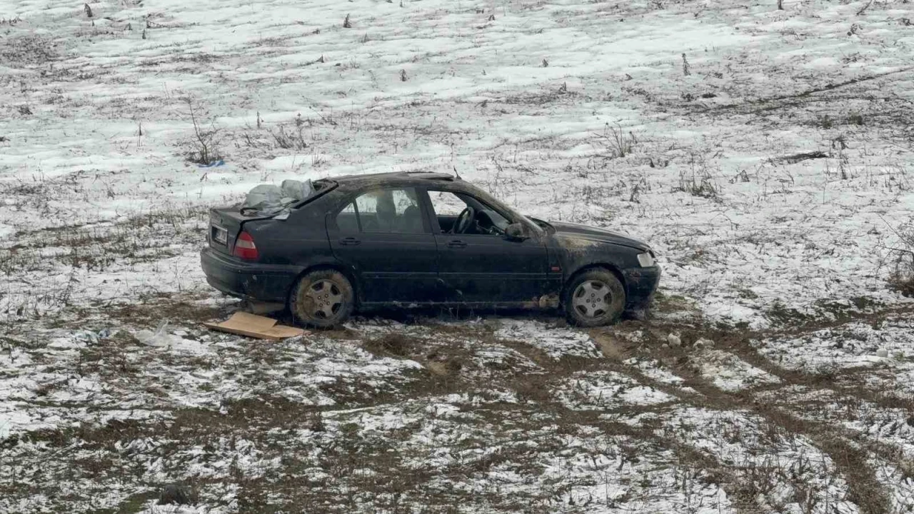 Boş araziye u&ccedil;an otomobilin s&uuml;r&uuml;c&uuml;s&uuml; yaralandı

