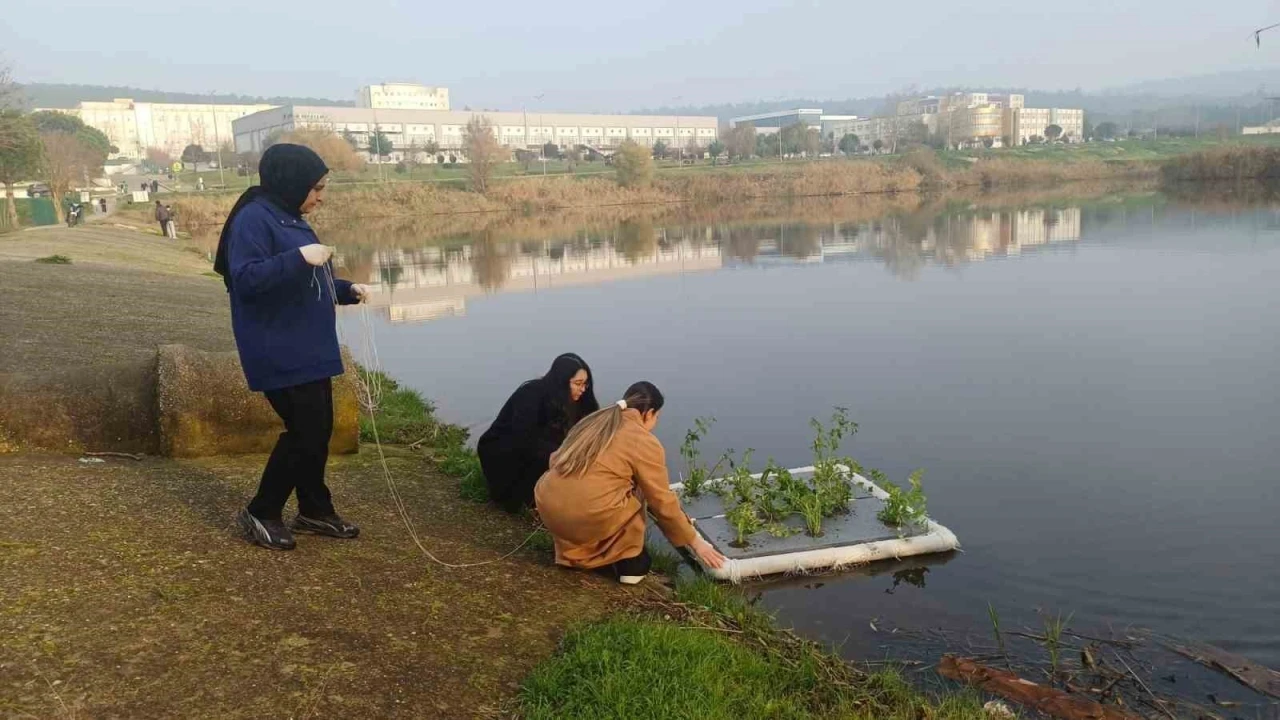 Botanik Bah&ccedil;esinde "Y&uuml;zen Adacıklarla G&ouml;let Temizliği" yapılıyor

