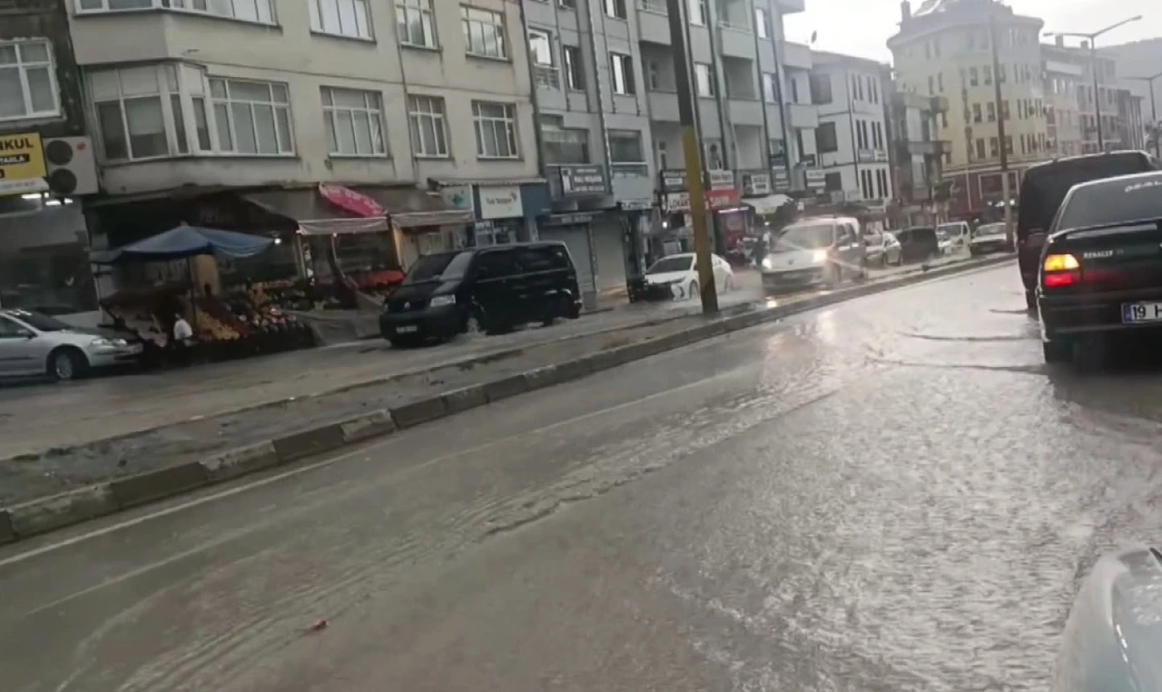 Boyabat’ta sağanak yağış seli beraberinde getirdi
