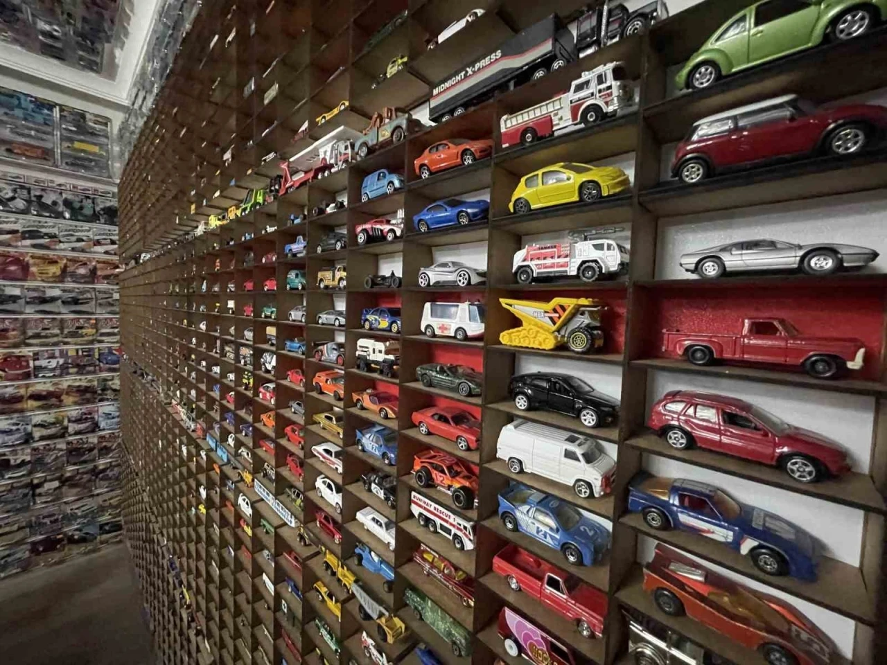 B&ouml;ylesi g&ouml;r&uuml;lmedi, evinde 15 bin maket otomobiliyle yaşıyor
