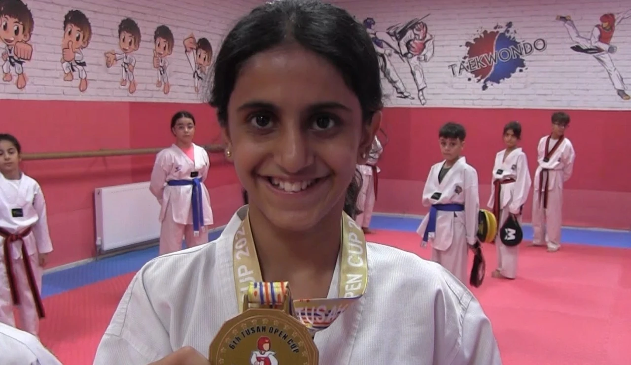 Boyu uzasın diye taekwandoya giden Siirtli Elif, Moldova’da aldın madalya kazandı