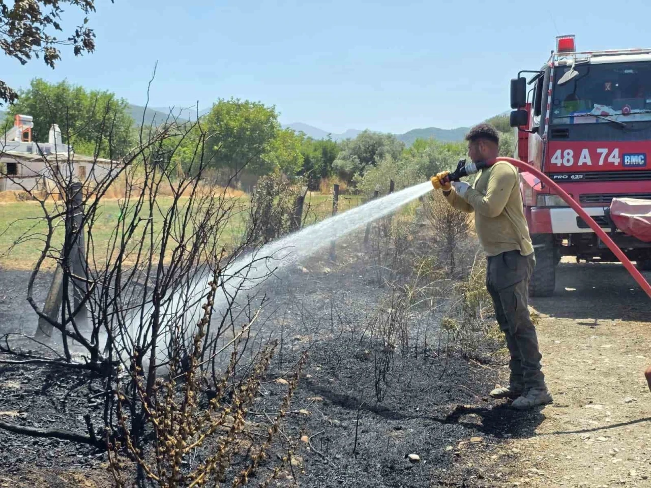 Bozarmut Ovası’ndaki zirai yangın kısa sürede söndürüldü
