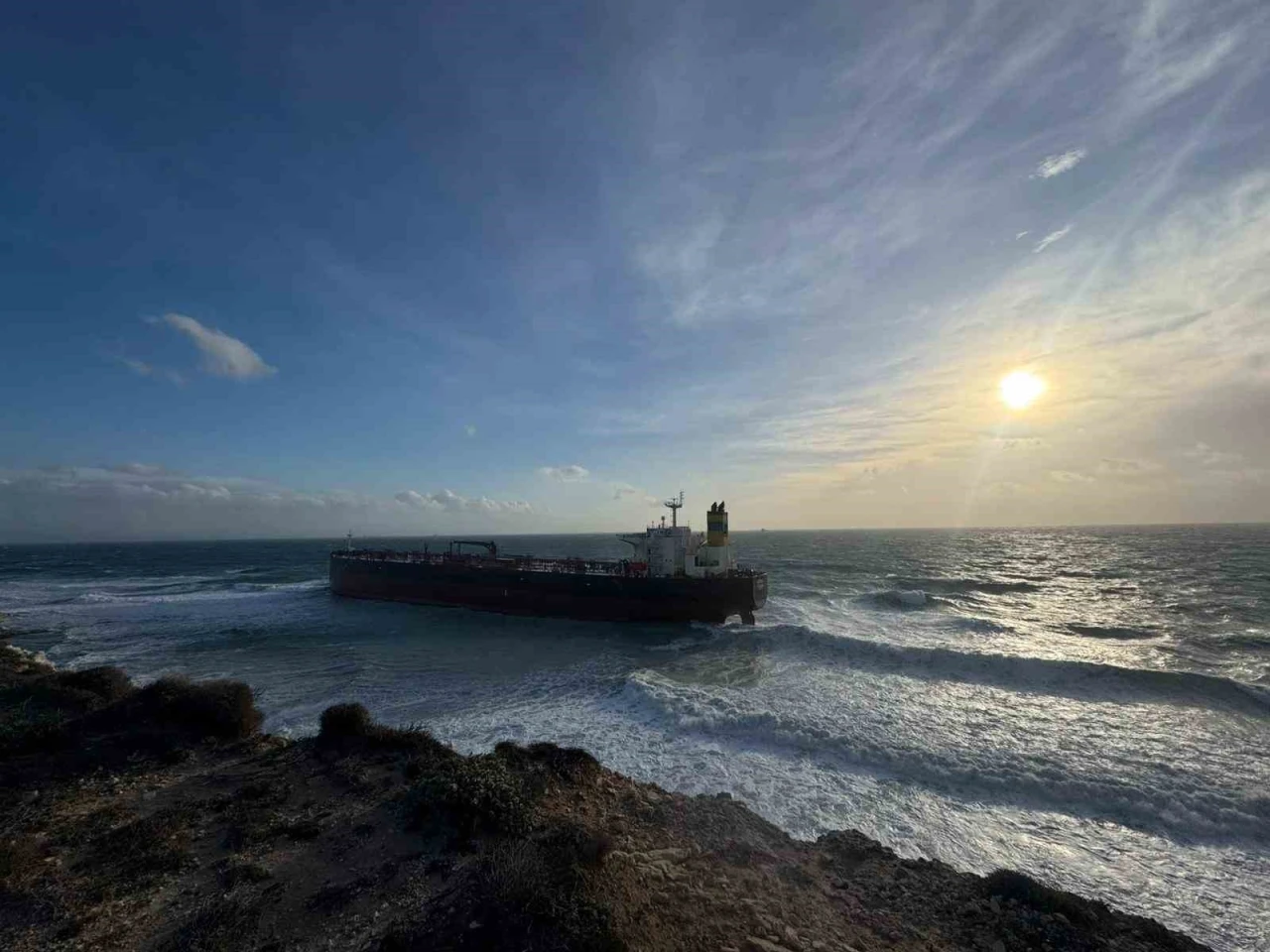 Bozcaada&rsquo;da karaya oturan tanker 12 g&uuml;n sonra kurtarıldı
