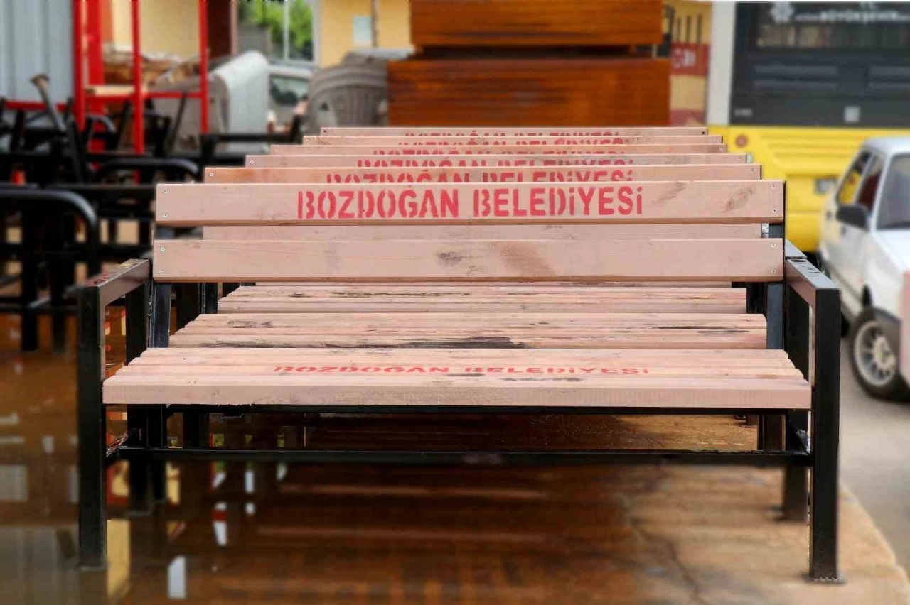 Bozdoğan Belediyesi bankları ve durakları kendi imkanlarıyla üretiyor

