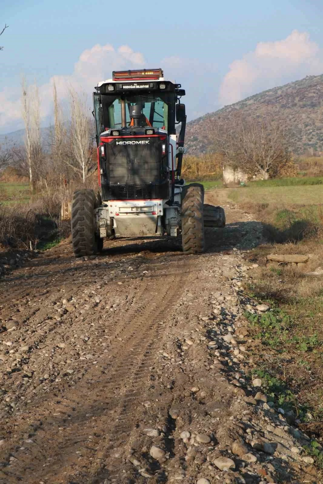 Bozdoğan Belediyesi&rsquo;nden ova yollarında &ccedil;alışma
