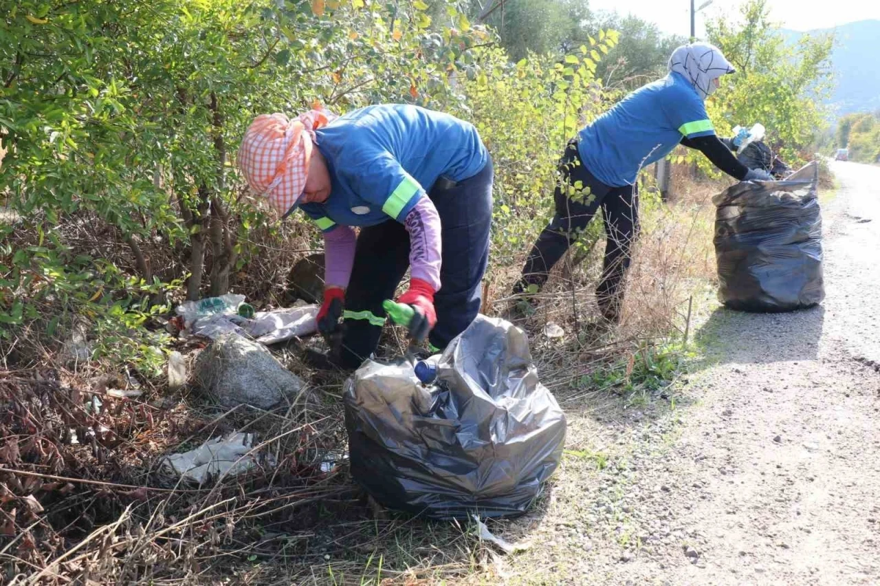 Bozdoğan Belediyesi’nden yol kenarlarında temizlik çalışması
