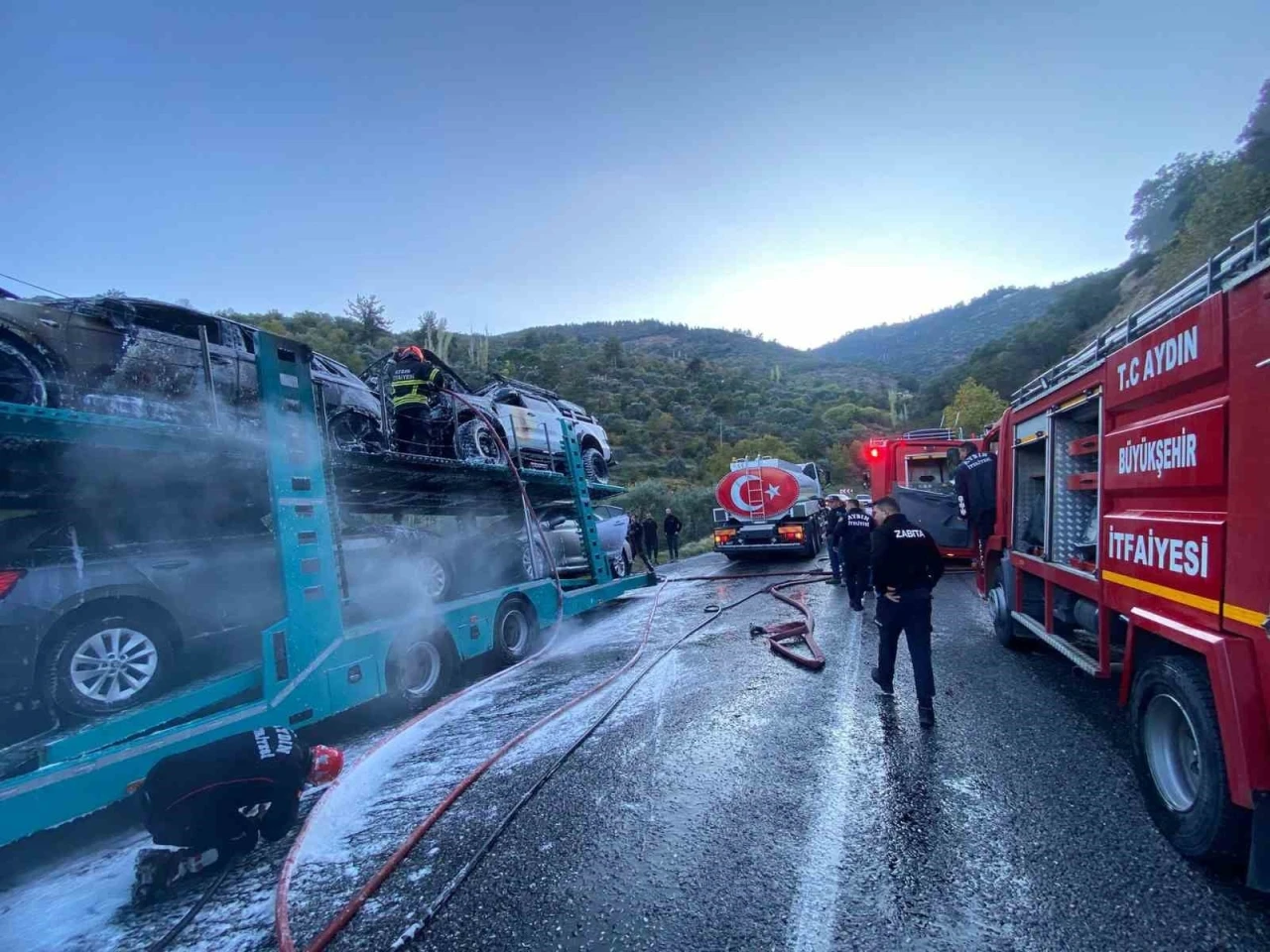 Bozdoğan’da araç yüklü tırda yangın: Araçlar kullanılamaz hale geldi
