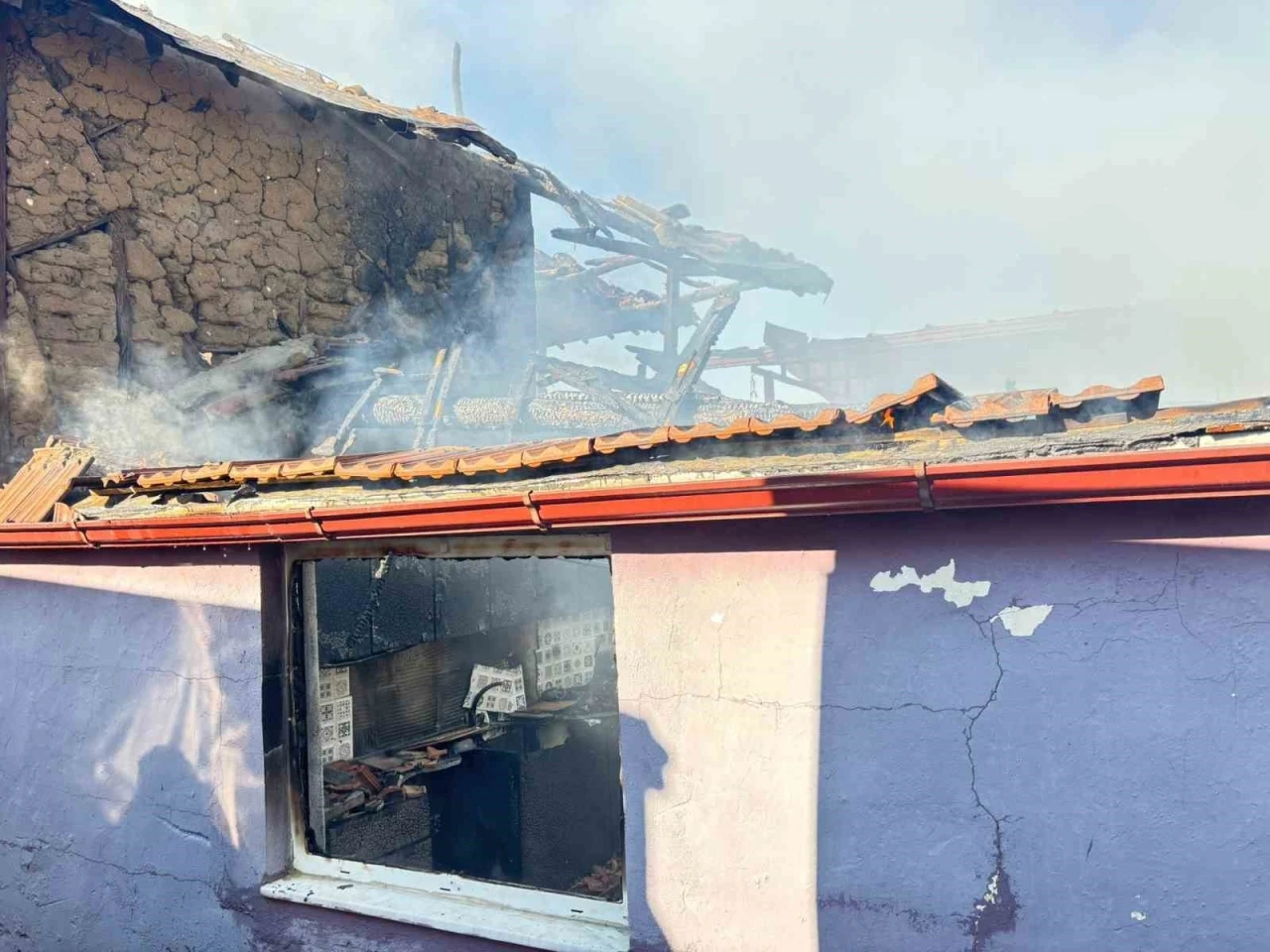 Bozdoğan&rsquo;da ev alevlere teslim oldu
