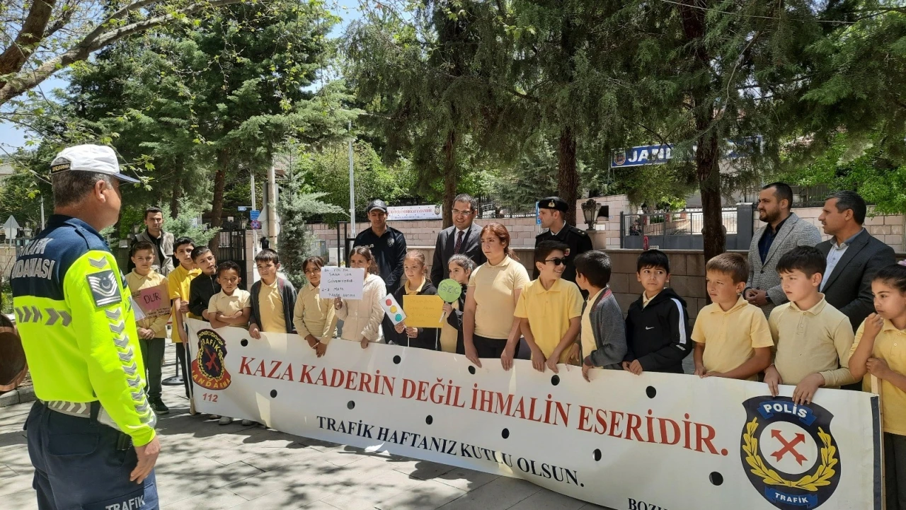 Bozkır’da ilkokul öğrencilerine trafik eğitimi
