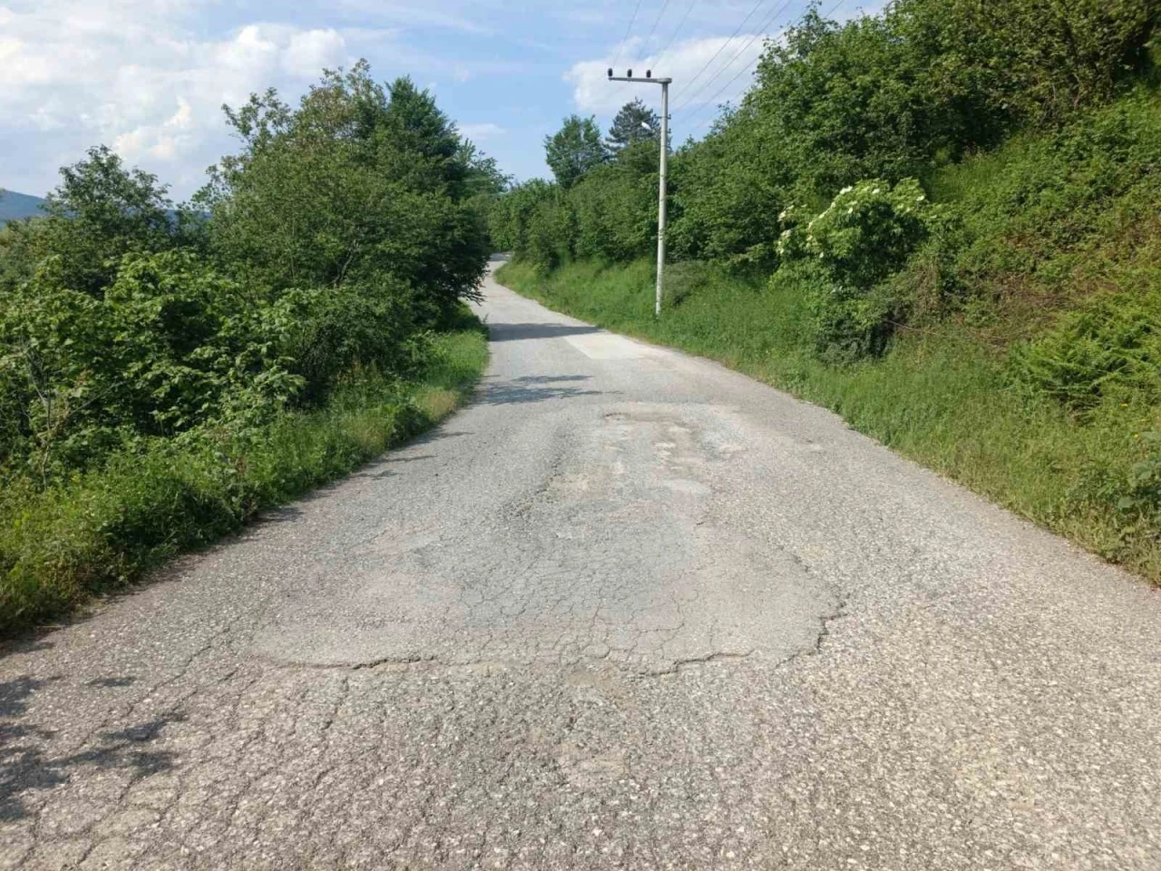 Bozuk yollarda yama çalışmaları sürüyor
