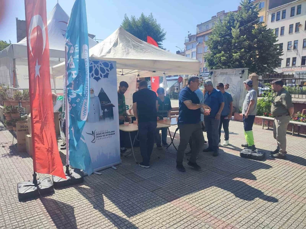 Boz&uuml;y&uuml;k Abdullah Baba Vakfı&rsquo;ndan Aşure G&uuml;n&uuml; ikramı
