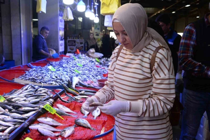 Boz&uuml;y&uuml;k&rsquo;te balık pazarında denetim
