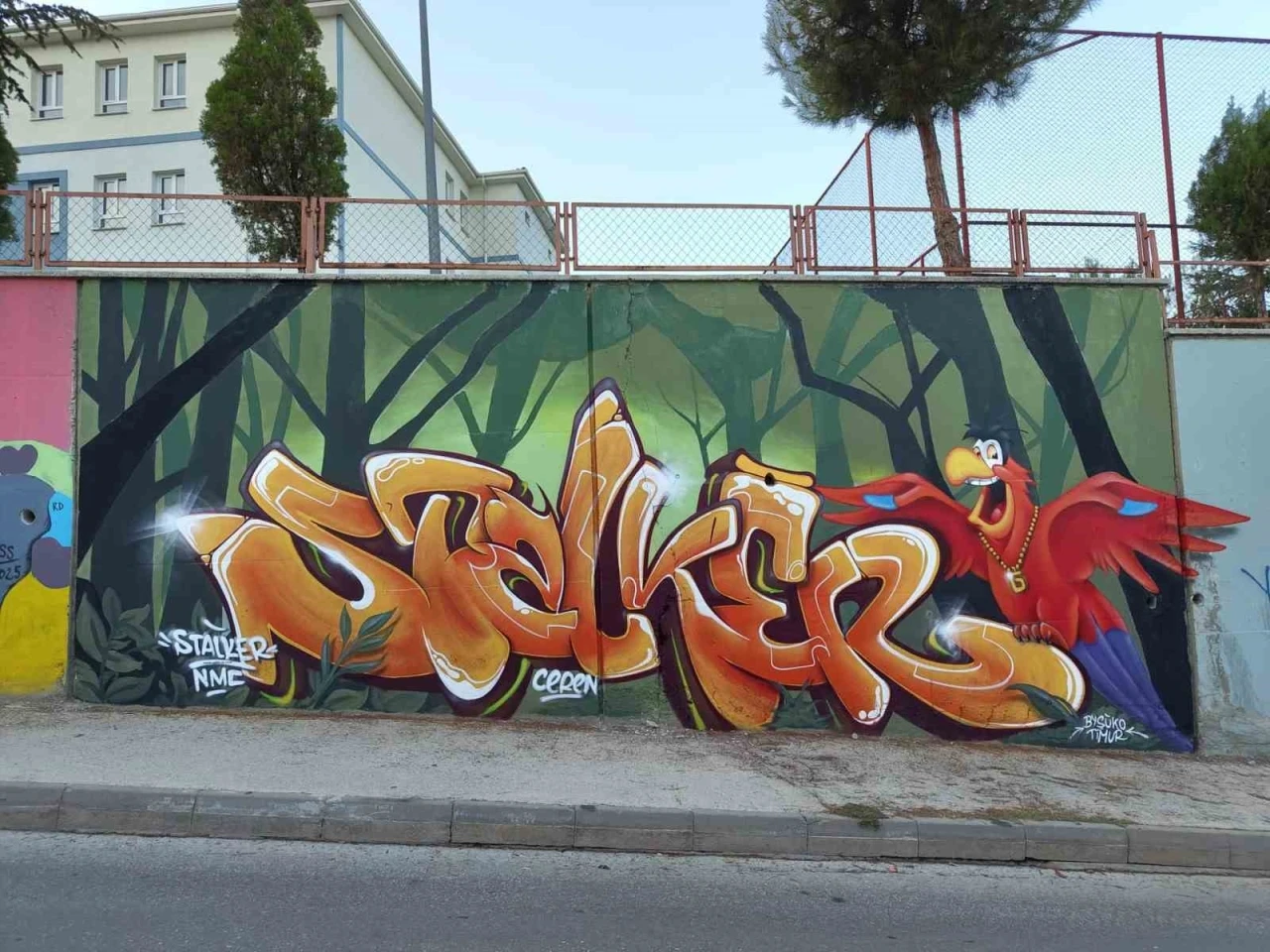 Boz&uuml;y&uuml;k&rsquo;te okul duvarları sanatla hayat buldu
