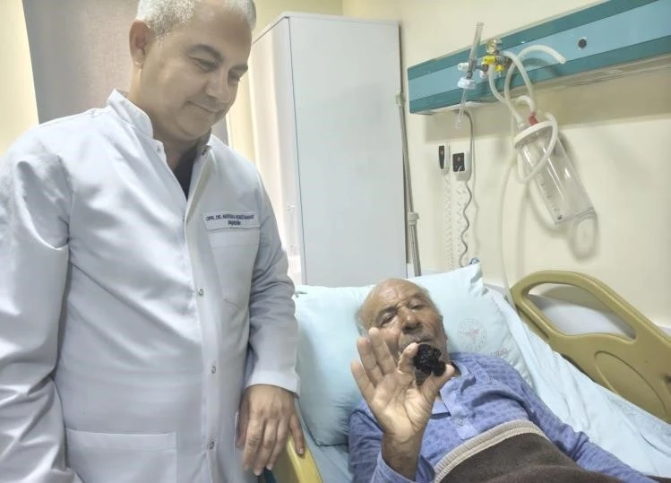 Bozyazı&rsquo;da 4 santimetrelik mesane taşı tek par&ccedil;a halinde &ccedil;ıkarıldı.
