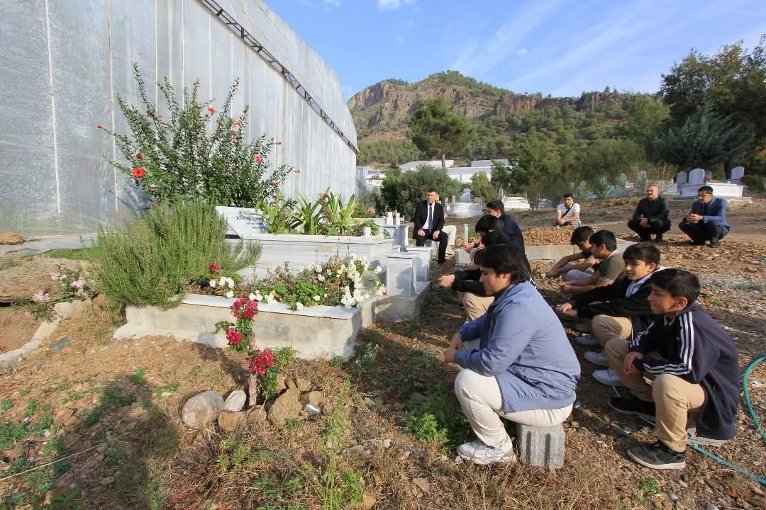 Bozyazı’da vefat eden öğretmen kabri başında anıldı
