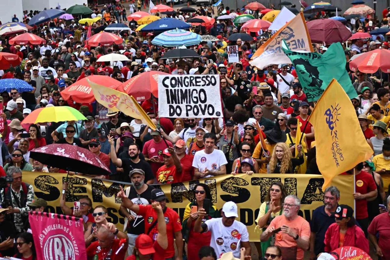 Brezilya’da binlerce kişi Bolsonaro için ceza indirimine karşı sokakta
