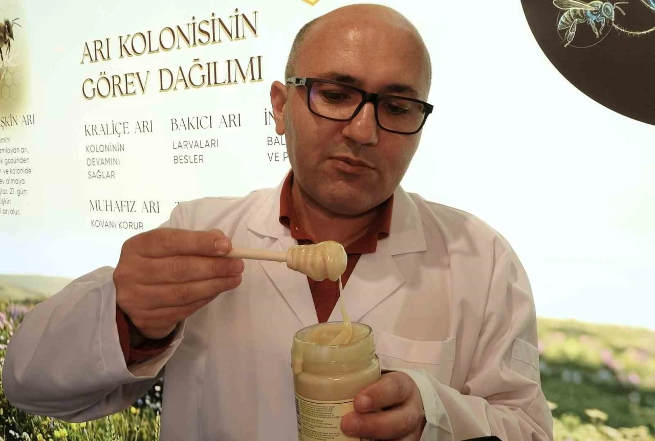 Bu da beyaz bal: G&ouml;ren &ouml;nce inanmıyor ama tamamen ger&ccedil;ek ve doğal bal
