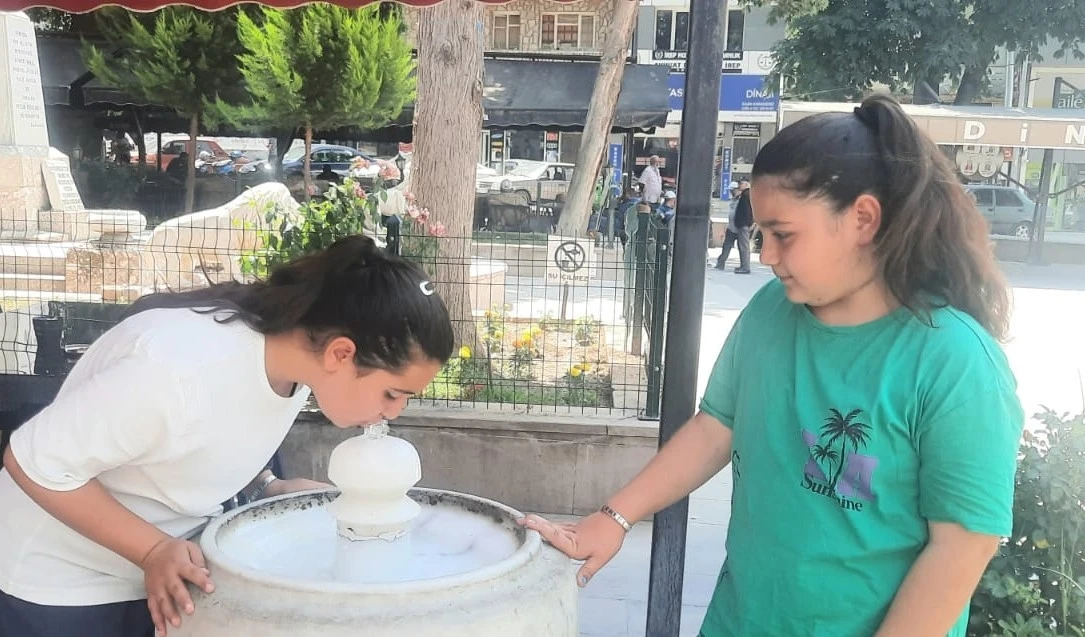 Bu ilçenin sokaklarındaki çeşmelerden 100 yılı aşkındır buz gibi doğal kaynak suyu akıyor
