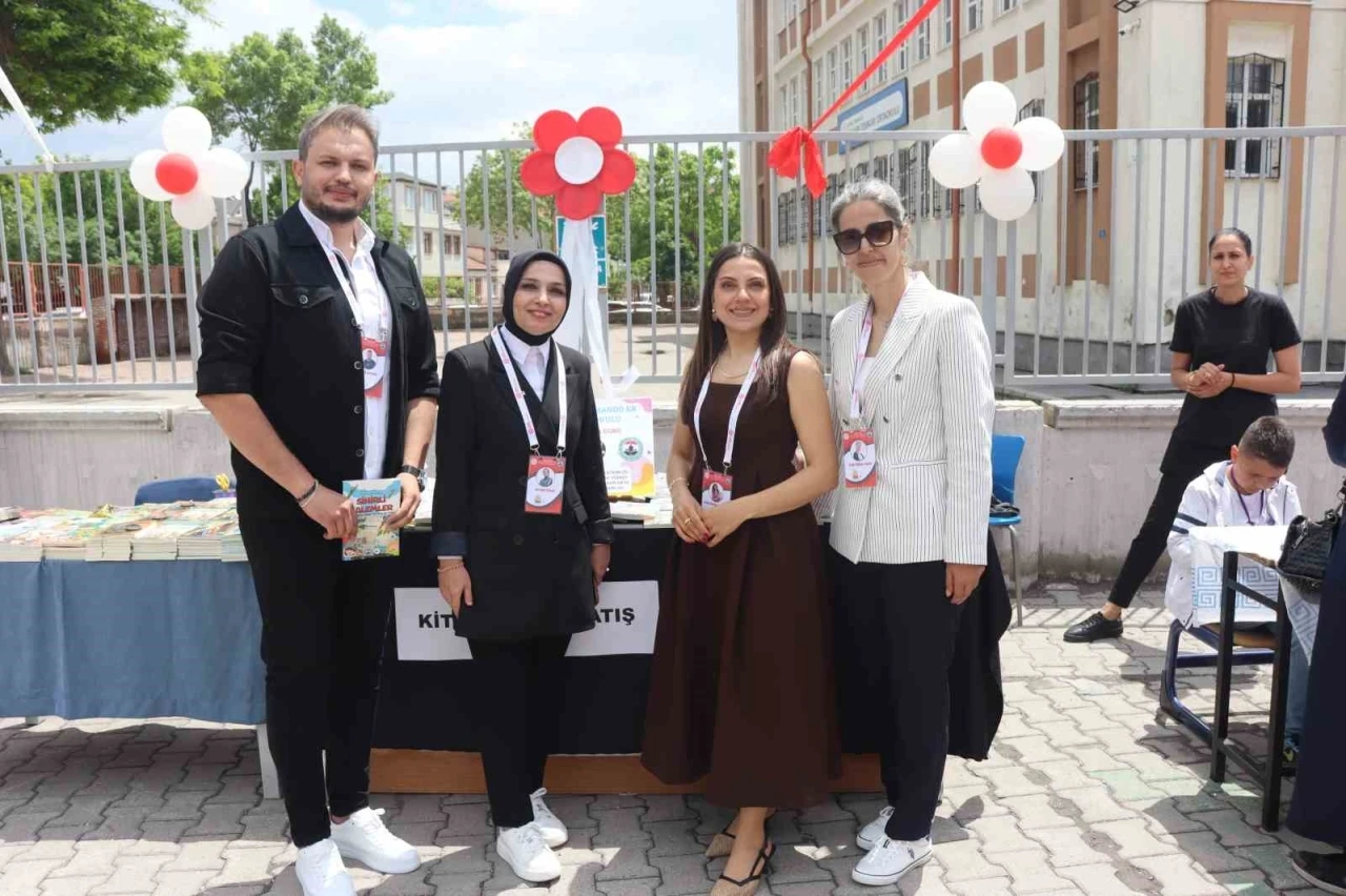 Bu kitabın 100 yazarı var
