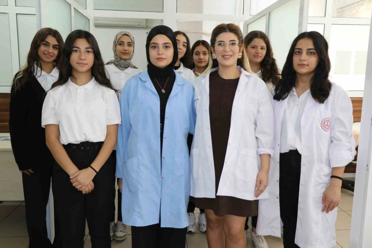 Bu lisede öğrenciler hem meslek öğreniyor hem para kazanıyor